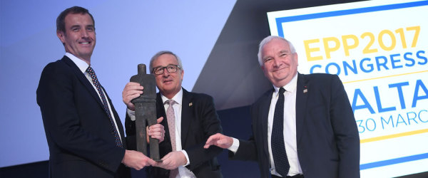 Annie Desmet, EPP Merit Award José Manual Barosso , Herman Van Rompuy in 2015 en aan Rob Wainwright, directeur van Europol 